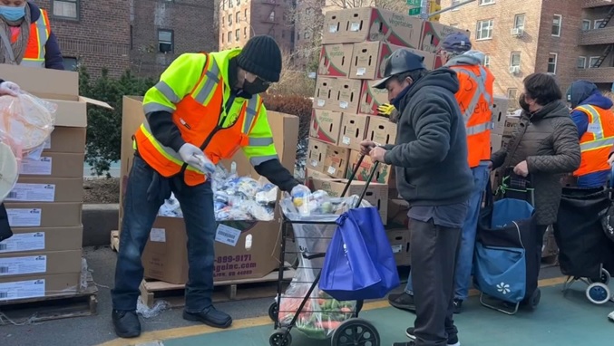 Aumenta en NYC inseguridad alimentaria, según estudio Robin Hood y Center on Poverty