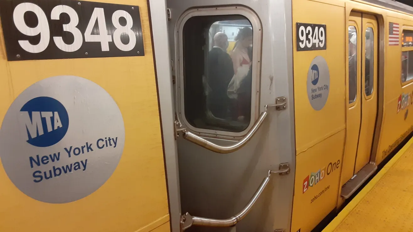 Horas de horror en el Metro de Nueva York: pasajero murió arrollado y quinceañero apuñalado