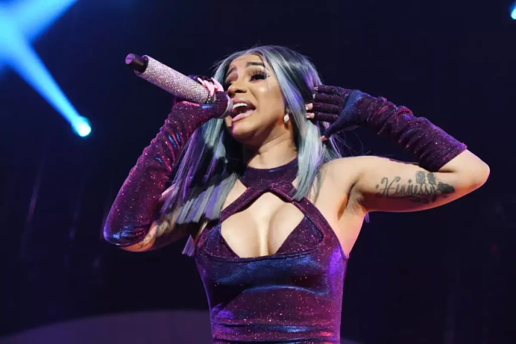 Cardi B le aventó el micrófono a una persona que le tiró una bebida encima