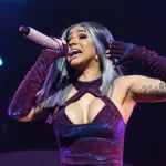 Cardi B le aventó el micrófono a una persona que le tiró una bebida encima