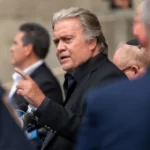 Sentencian a tercer asociado de Steve Bannon a 63 meses de prisión por esquema de fraude en línea