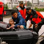 Tormentas dejan 2 muertos y 100 mil evacuados en China