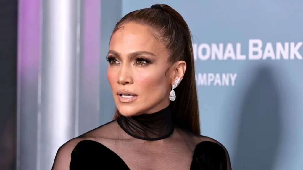 Jennifer Lopez luce su esculpido abdomen a sus 54 años cumplidos