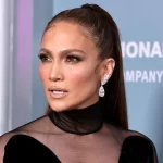 Jennifer Lopez luce su esculpido abdomen a sus 54 años cumplidos