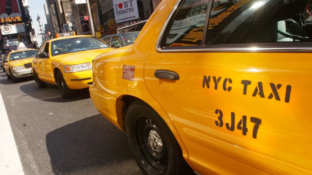 Taxista mayor golpeado por mujeres y hombres en plena calle dice que al alcalde Adams debería darle “vergüenza” la anarquía en Nueva York