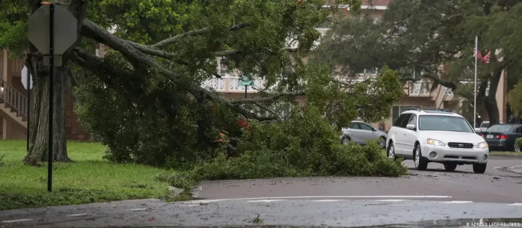 Idalia toca tierra en Florida como huracán de categoría 3