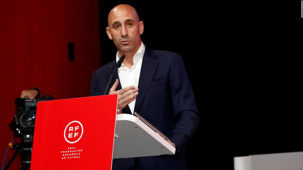 La FIFA suspendió provisionalmente a Luis Rubiales tras la polémica por el beso no consensuado a la futbolista Jennifer Hermoso