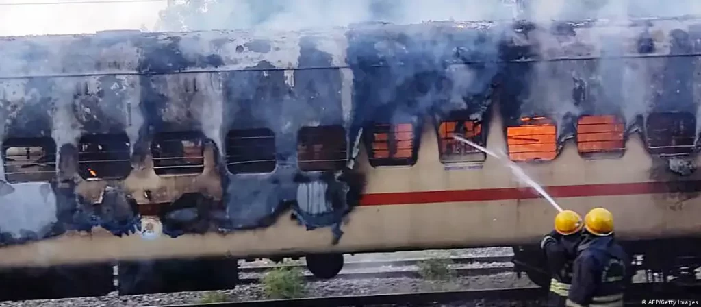 Nueve muertos en el incendio de un tren en India