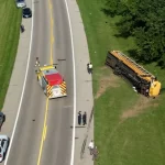 Un estudiante de primaria muere y otros 23 resultan heridos tras un accidente de su autobús escolar el primer día de clases en Ohio