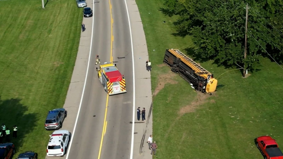 Un estudiante de primaria muere y otros 23 resultan heridos tras un accidente de su autobús escolar el primer día de clases en Ohio