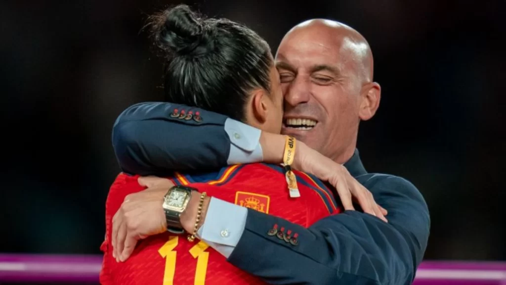 Luis Rubiales, presidente de la Real Federación Española de Fútbol, se disculpa por el beso no deseado a Jenni Hermoso, ganadora del Mundial