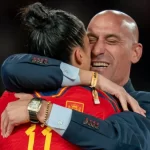 Luis Rubiales, presidente de la Real Federación Española de Fútbol, se disculpa por el beso no deseado a Jenni Hermoso, ganadora del Mundial