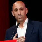 Luis Rubiales renuncia a la Federación Española de Fútbol tras el beso no deseado a Jenni Hermoso hace 3 semanas