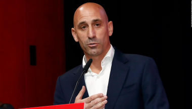 Luis Rubiales renuncia a la Federación Española de Fútbol tras el beso no deseado a Jenni Hermoso hace 3 semanas