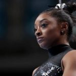 Simone Biles dice que le “rompió el corazón” ver las imágenes de una niña negra ignorada en una ceremonia de gimnasia