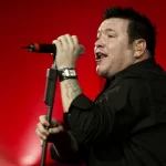 Excantante de Smash Mouth está en cuidados paliativos, dice su representante