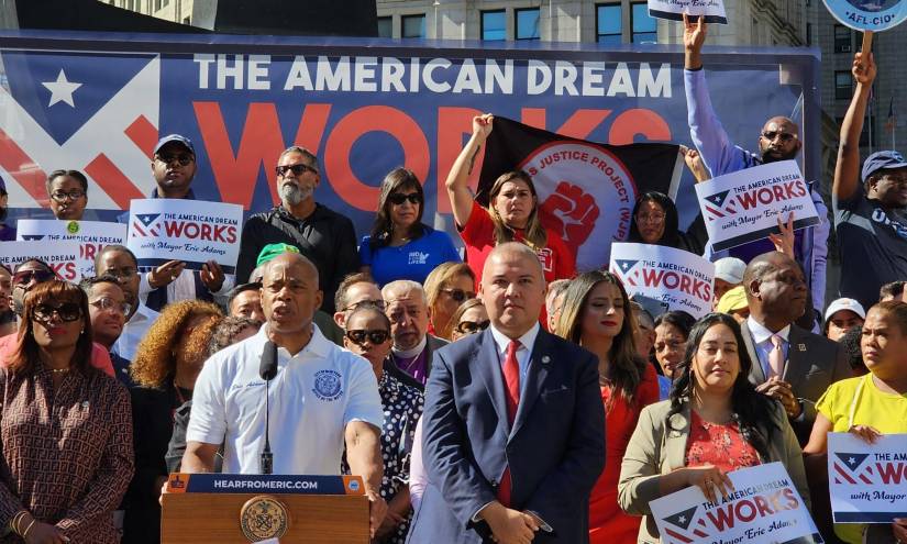 Ecuatorianos y venezolanos están destruyendo Nueva York, dice alcalde Eric Adams  Para hacer uso de este contenido cite la fuente y haga un enlace a la nota original en Primicias.ec: https://www.primicias.ec/noticias/internacional/nueva-york-ecuatorianos-migracion/