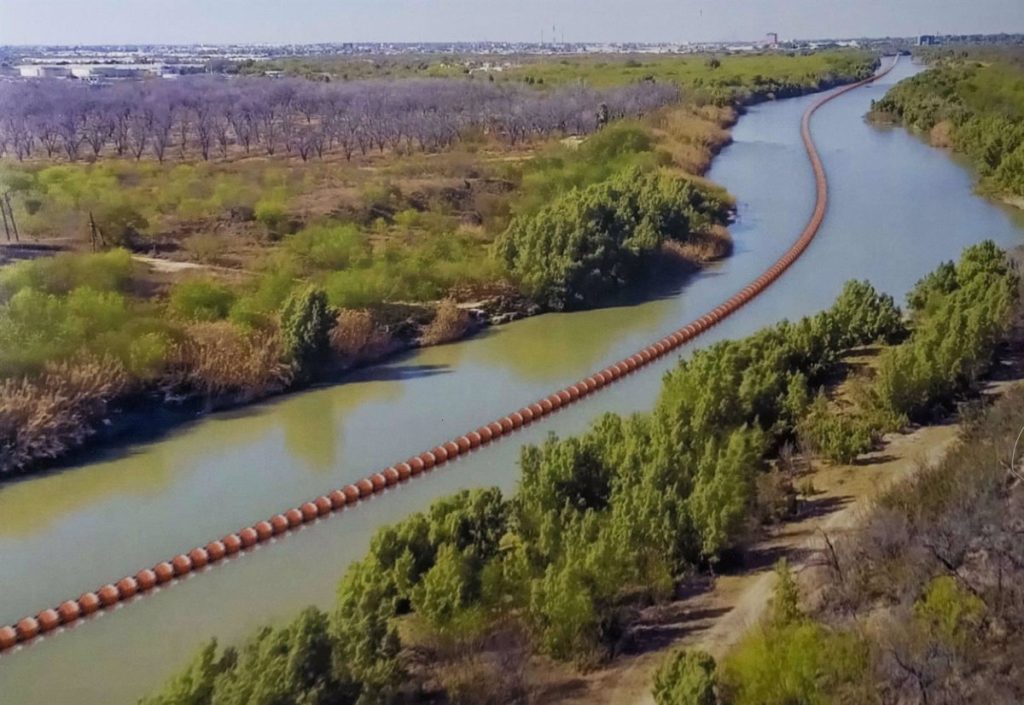 Juez federal ordena a Texas retirar las boyas en el río Grande destinadas a disuadir a migrantes