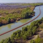 Juez federal ordena a Texas retirar las boyas en el río Grande destinadas a disuadir a migrantes