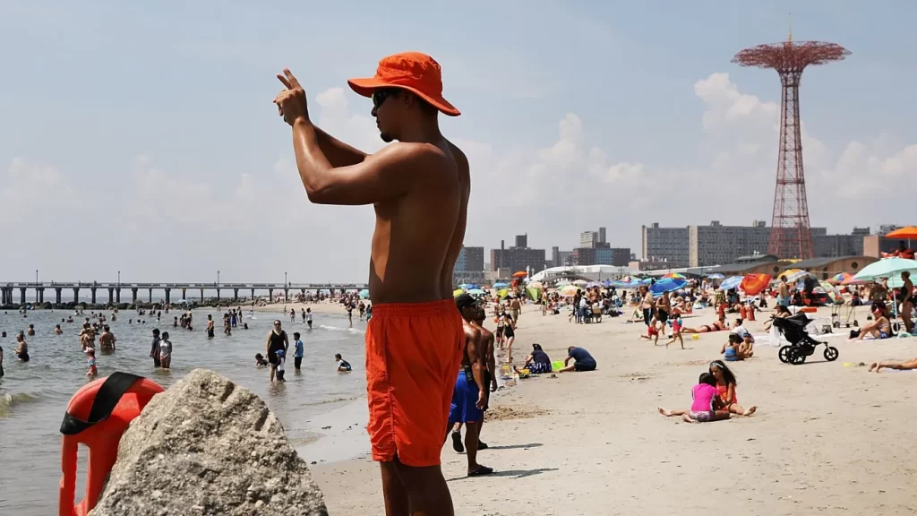 Playas de Long Island y NYC estarán abiertas en el último suspiro de este verano: Hay alertas de resacas