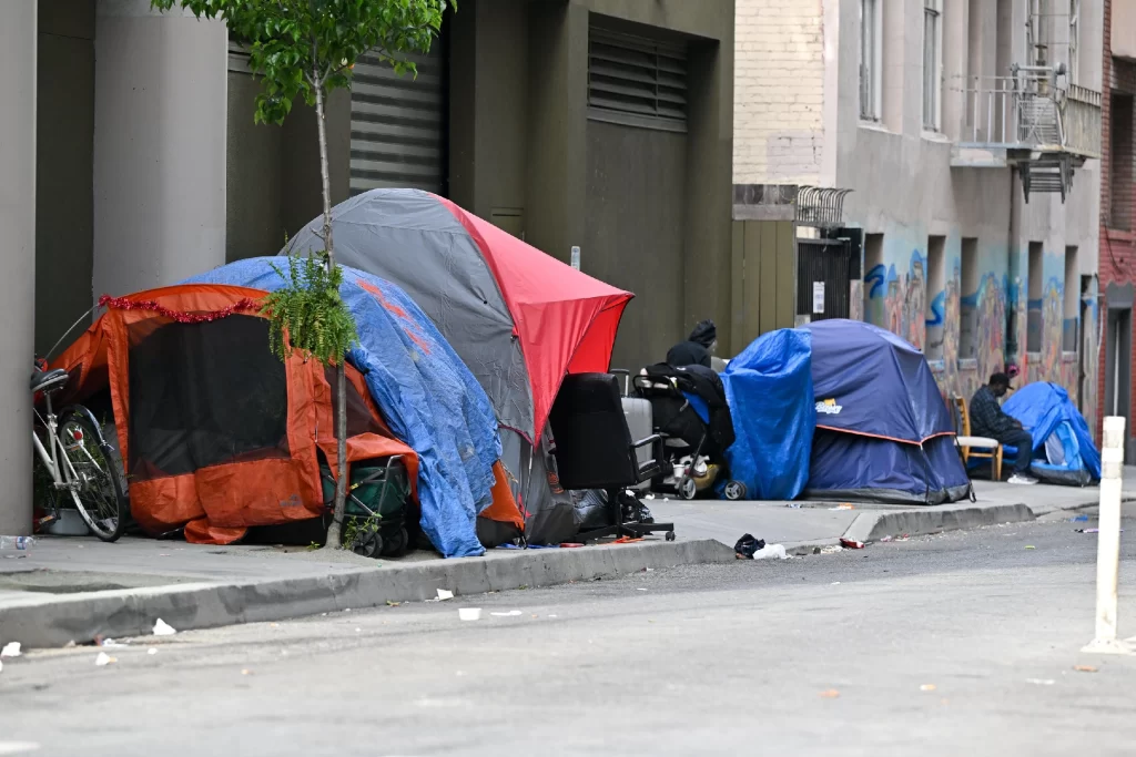 Las drogas se venden al aire libre en el distrito Tenderloin de San Francisco. Esta es la lucha para frenarlo