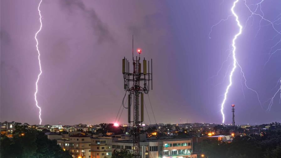 Tormentas eléctricas y aguaceros iluminaron la noche en el Gran Santo Domingo