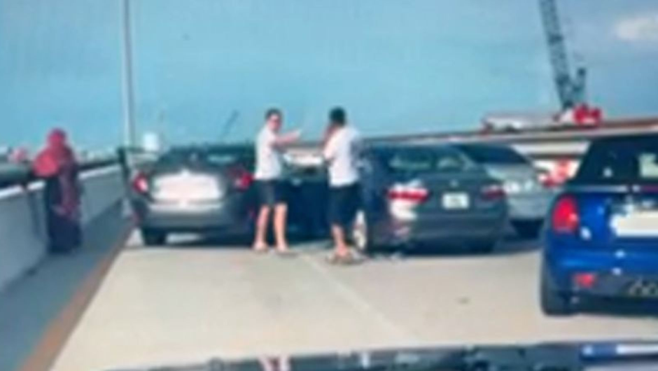 Hombre dice que intentó impedir que un exfiscal federal supuestamente apuñalara a un conductor tras un accidente en una carretera de Florida