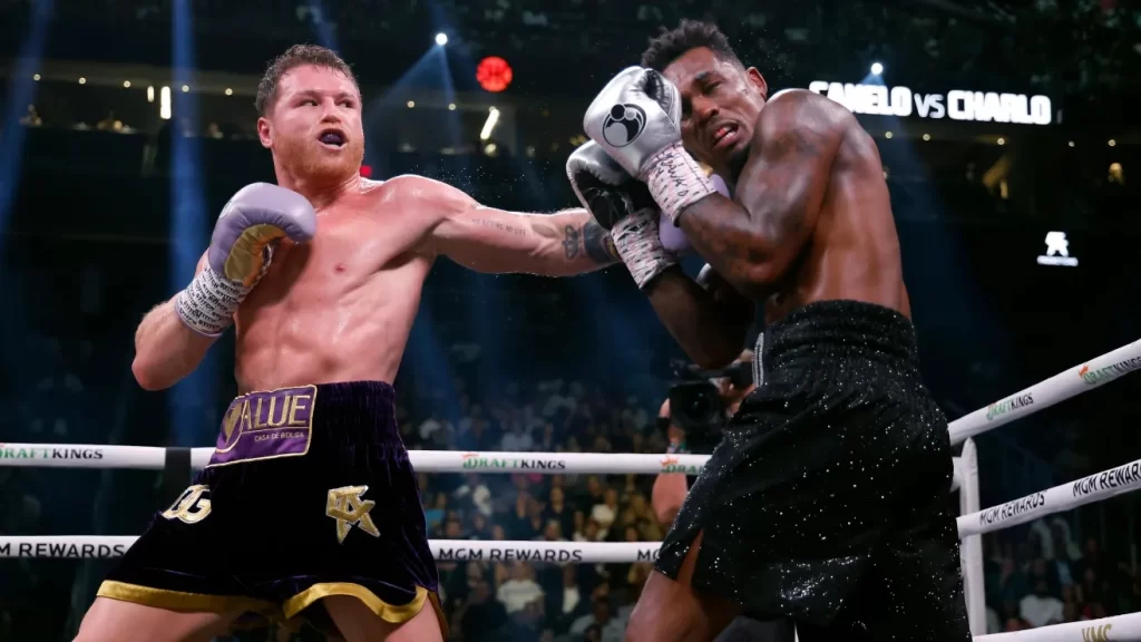 «Canelo» Álvarez retiene títulos supermedio con decisión unánime ante estadounidense Charlo