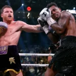 “Canelo” Álvarez retiene títulos supermedio con decisión unánime ante estadounidense Charlo