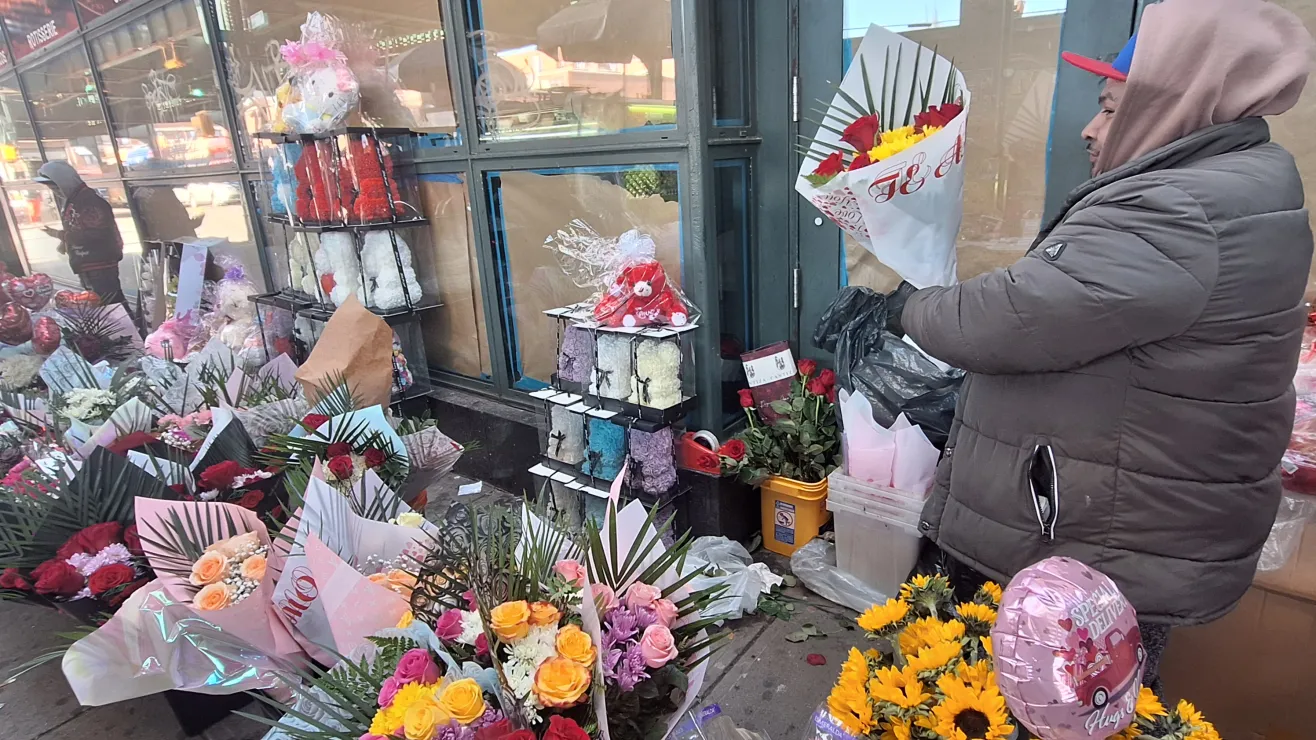 Sucede en la Avenida Roosevelt de Queens: bajón en ventas de San Valentín por temor a redadas