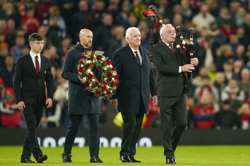 Bobby Charlton recibe tributo de jugadores y aficionados del Manchester United