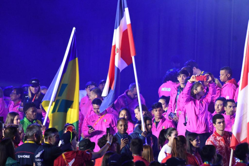 Dominicana desfila con la bandera en alto en clausura Chile