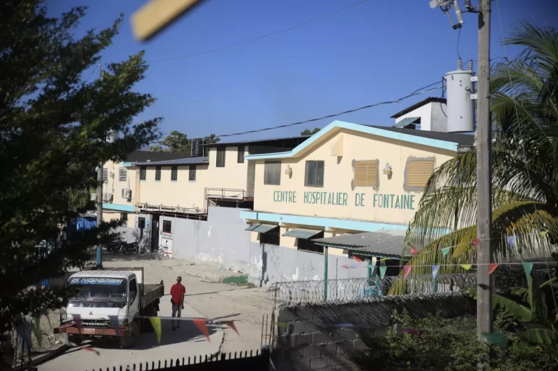 Policía haitiana rescata a mujeres y niños rehenes de una banda armada en Haití