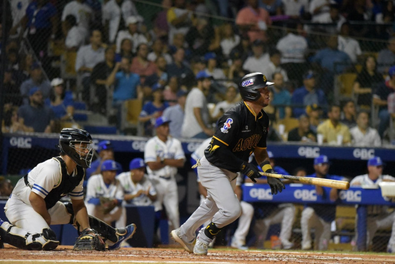 Yadiel Hernández remolca dos, da victoria a las Àguilas y a Tony Peña