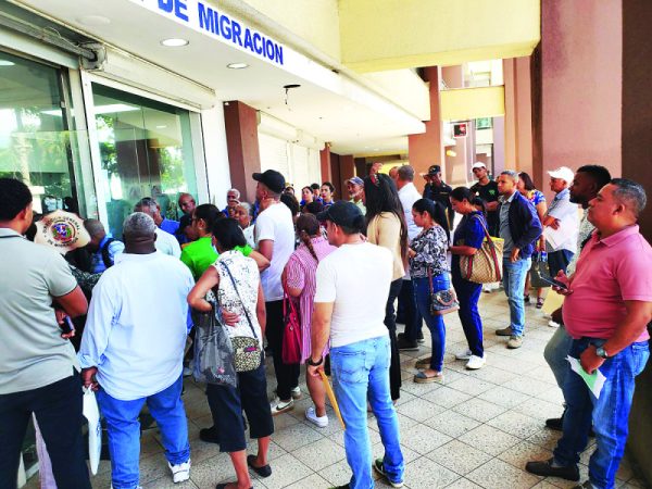 Buscones vuelven por sus fueros a las oficinas públicas