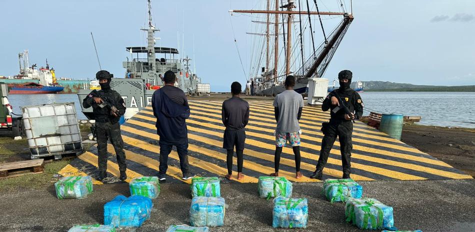 Ocupan alijo de 316 paquetes de cocaína y apresan a 3 hombres en la costa de Baní