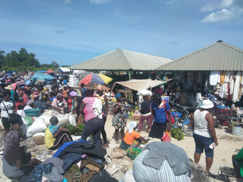 Viernes de mercado binacional en Pedernales: Un fluido intercambio entre vendedores y compradores