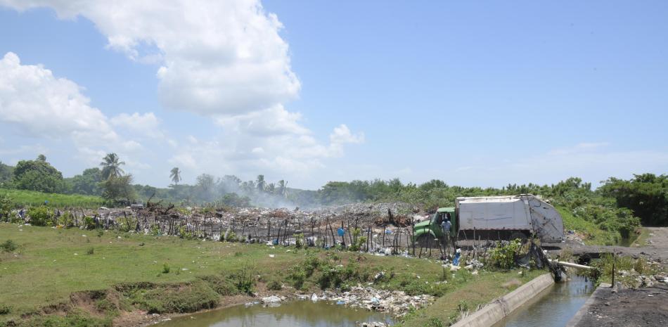 Medio Ambiente cita al alcalde de Nizao por vertedero al lado de canal de riego