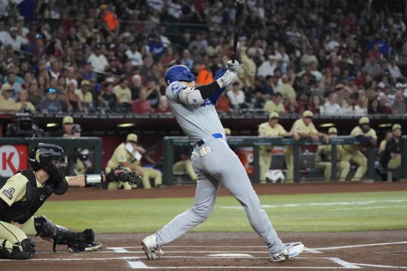 Ohtani, Betts y Freeman abren con jonrones consecutivos y Dodgers vencen 8-6 a Diamondback