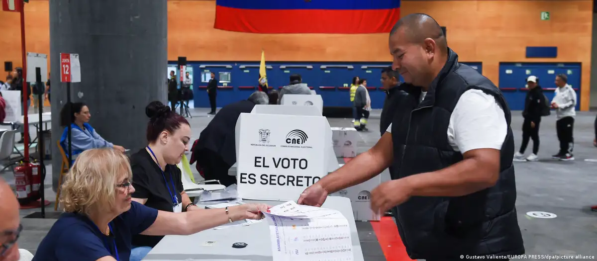 Comienza segunda vuelta para elegir presidente en Ecuador