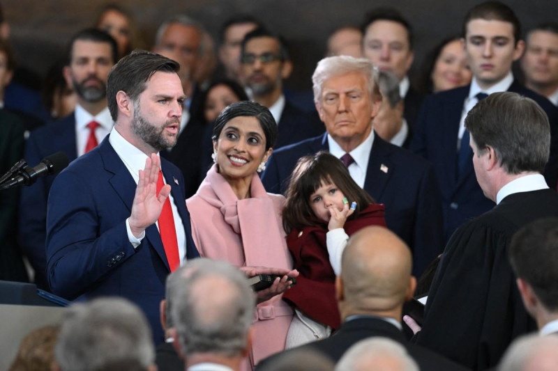 JD Vance jura como vicepresidente de EEUU; es el primero de la generación ‘millenial’