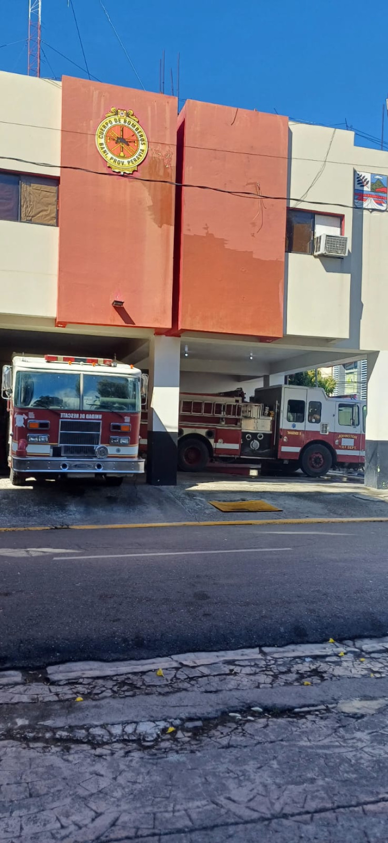 Personal de bomberos en Baní y Bahoruco lo arriesgan todo laborando “a manos peladas”