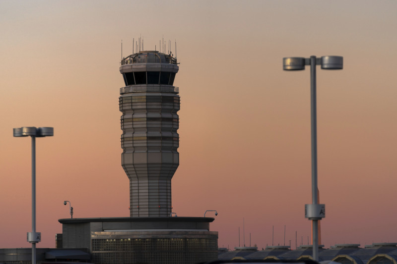 Vuelo de American Airlines interrumpe aterrizaje para evitar choque en aeropuerto de Washington