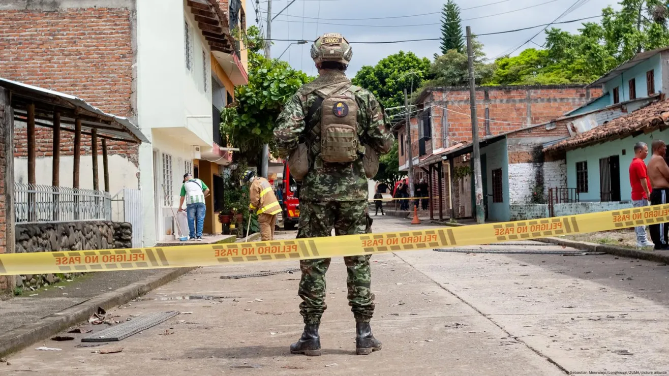 Ataque con explosivos cerca de estación de policía y escuela en Colombia deja 17 heridos