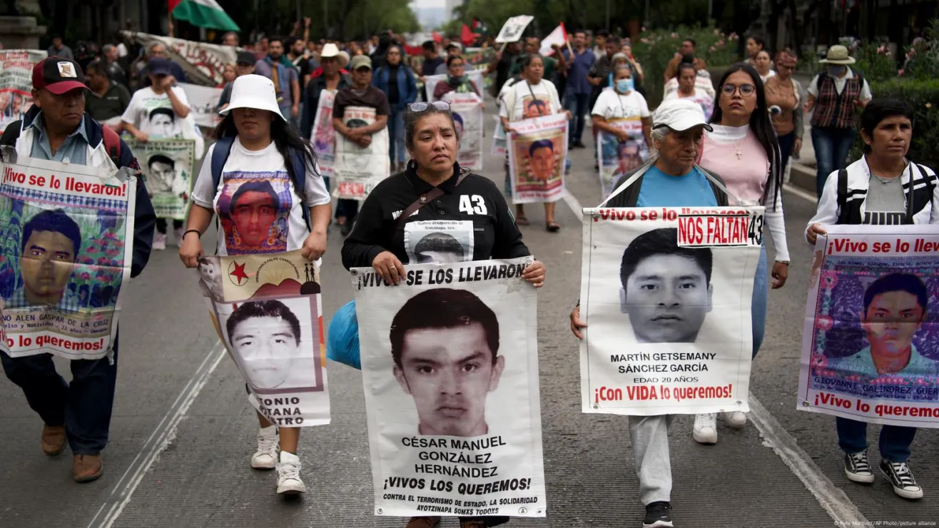 Familias de los 43 de Ayotzinapa acusan a AMLO de encubrir la verdad