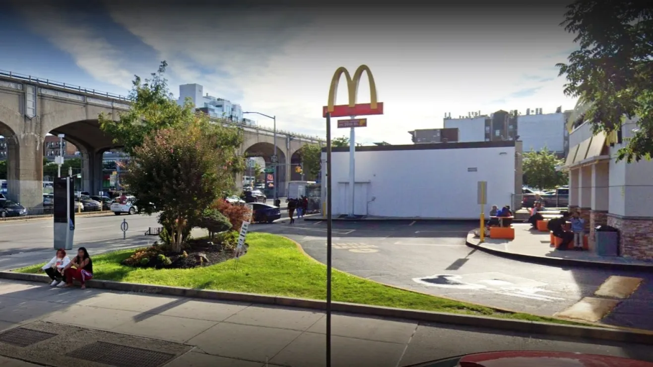 Niño murió apuñalado en calle de Queens, Nueva York a plena luz del día tras pelea en McDonald’s