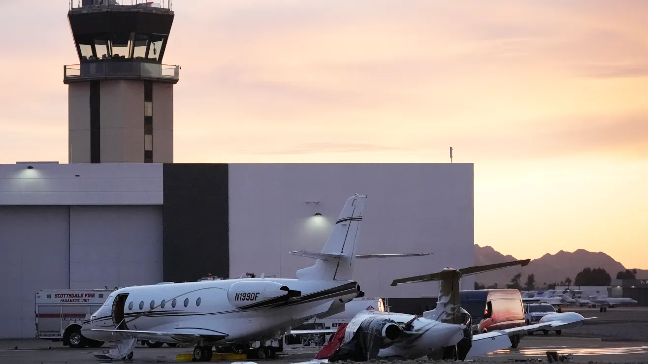 Dos aviones chocaron en el aeropuerto de Arizona, provocando la muerte de una persona