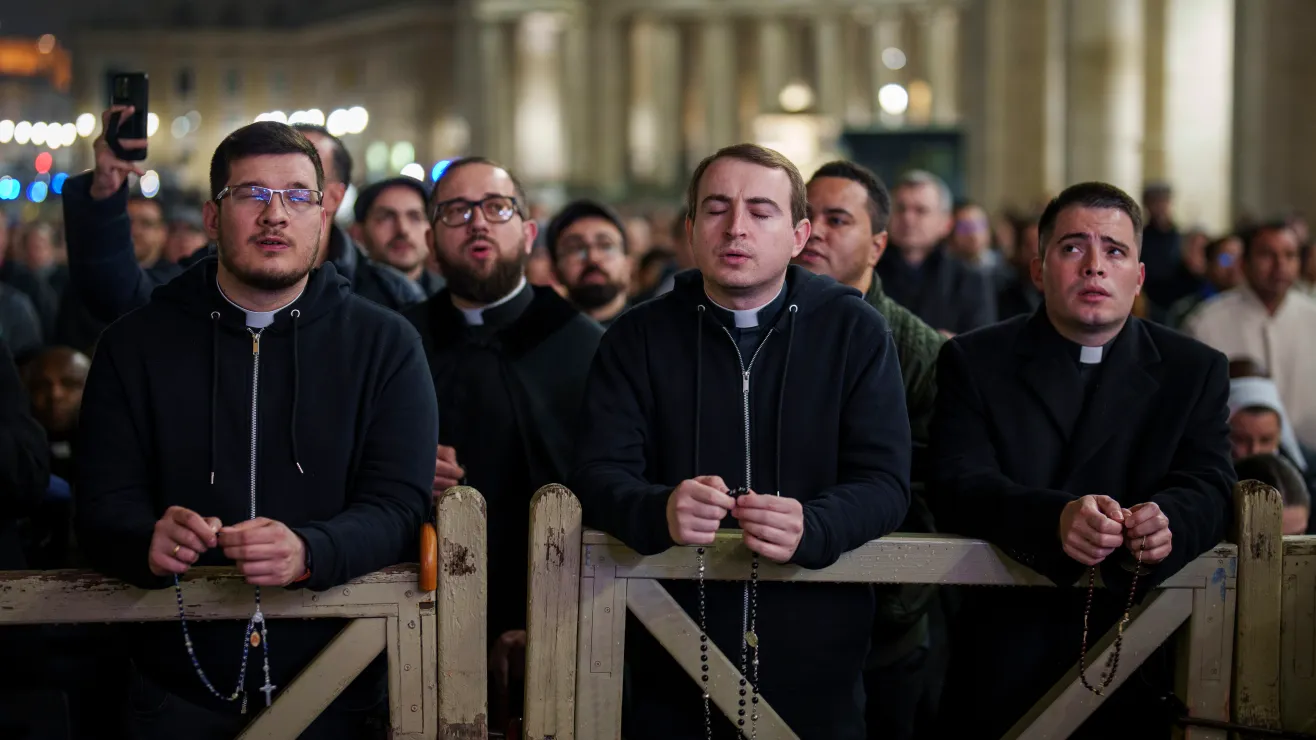 Se reúnen en la Plaza de San Pedro para rezar por la salud del Papa Francisco