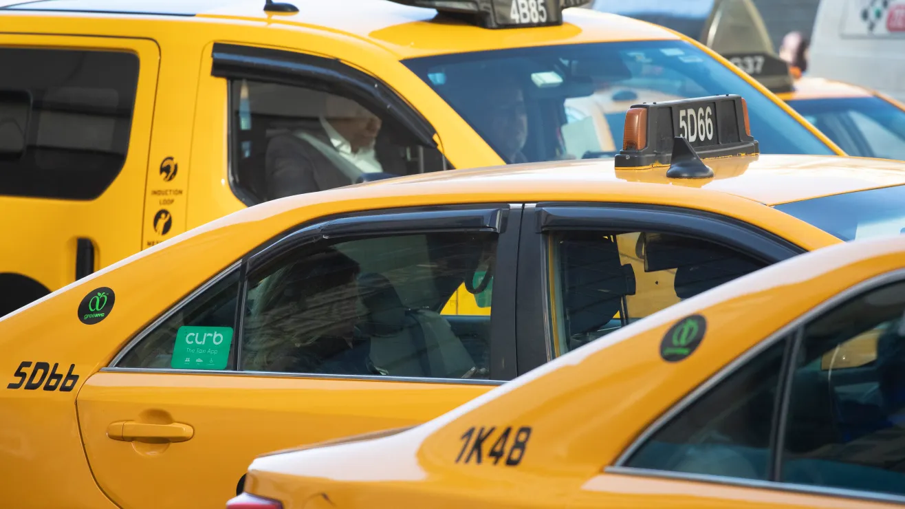 Taxista brutalmente golpeado en pelea por $14 en Nueva York; hispano acusado