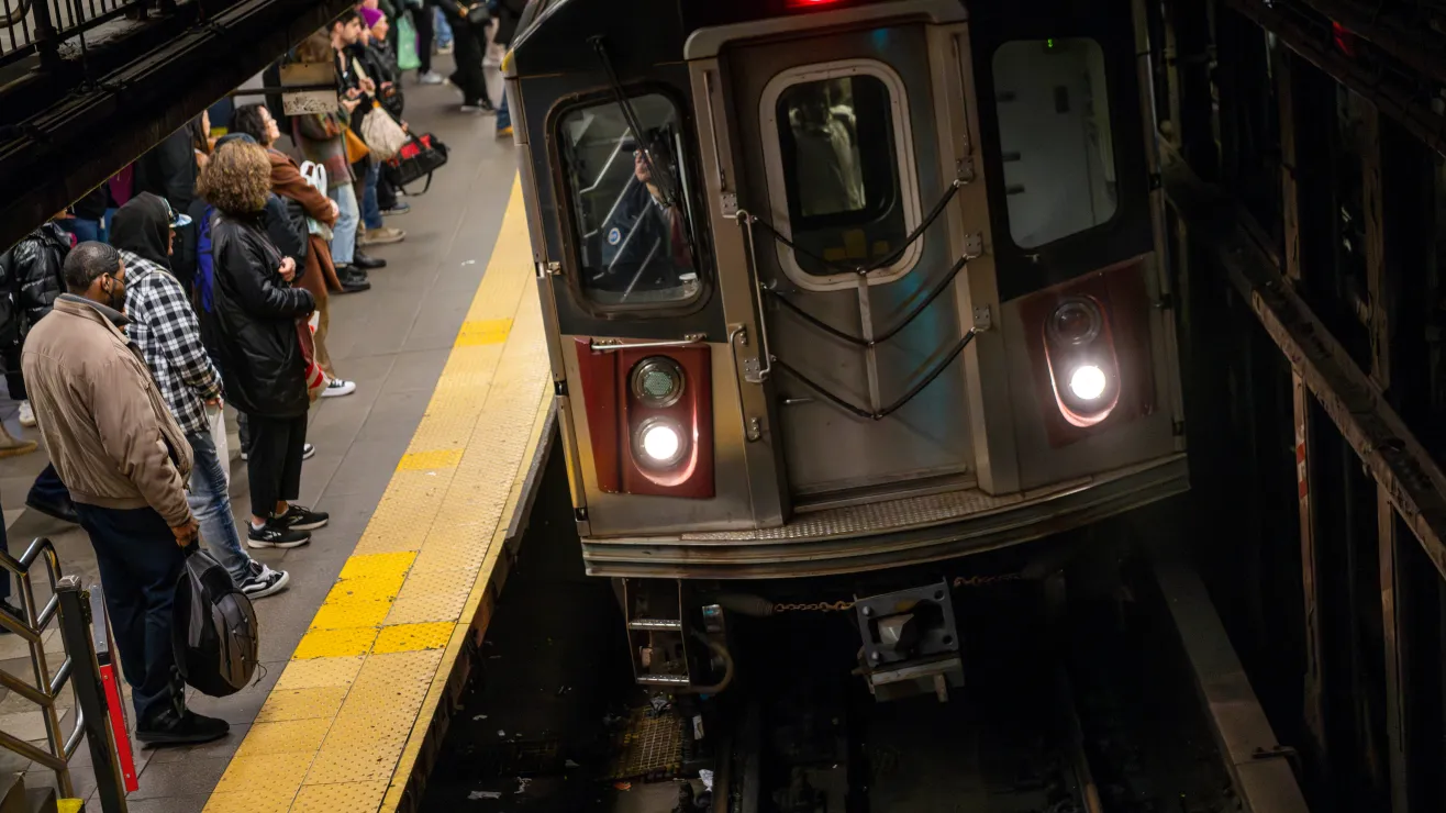 Pasajeros del metro de NYC se aferran a las paredes en medio de ola de delitos en las estaciones